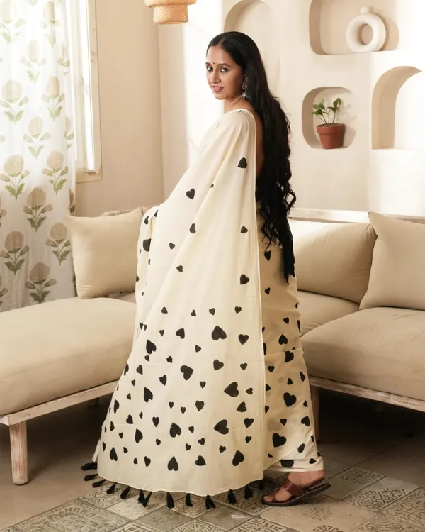 Ivory_Cotton_Heart_H_Block_Printed_Mul_Saree_With_Tassels_For_Women